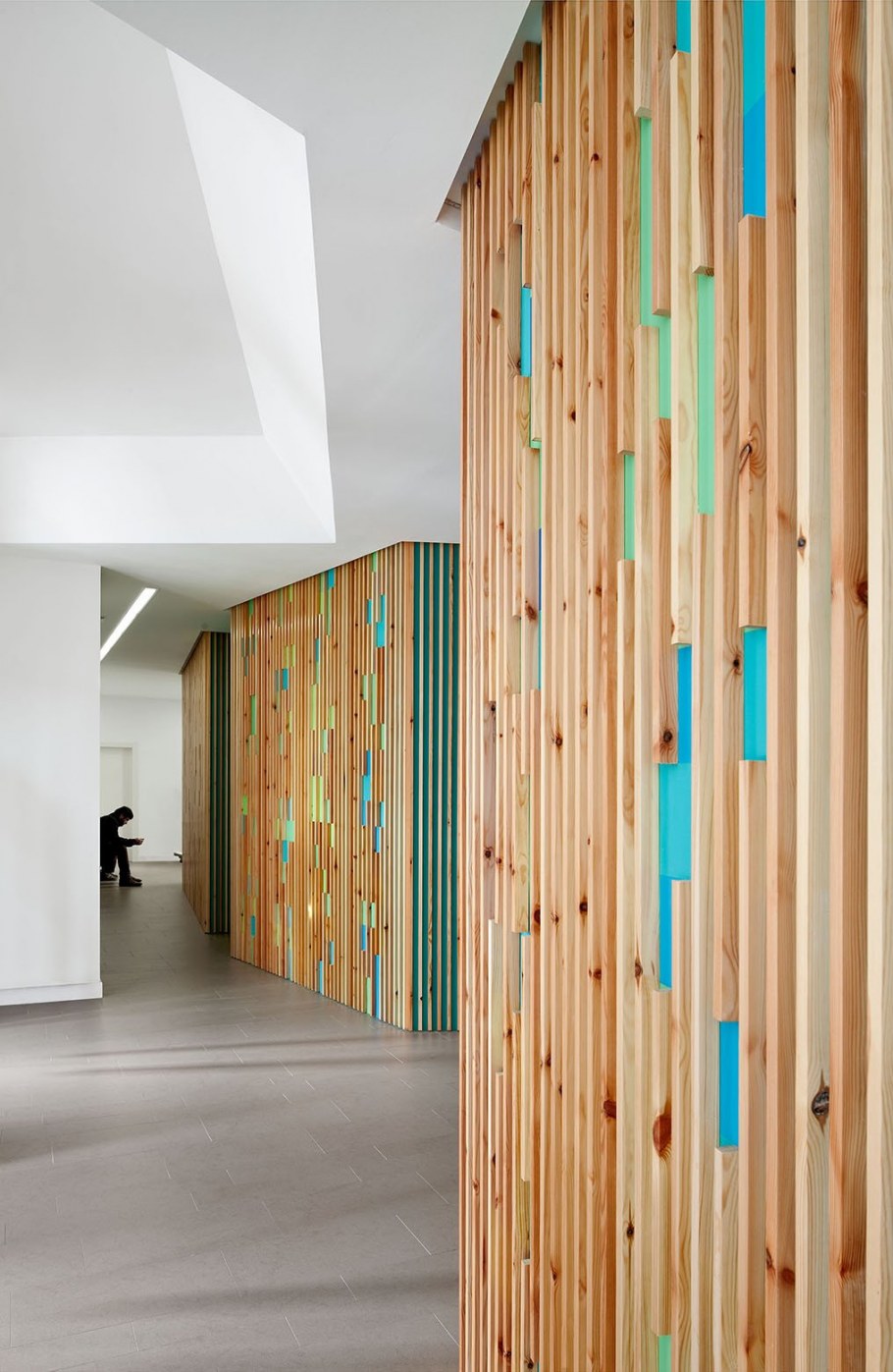 Декор рейками на стене