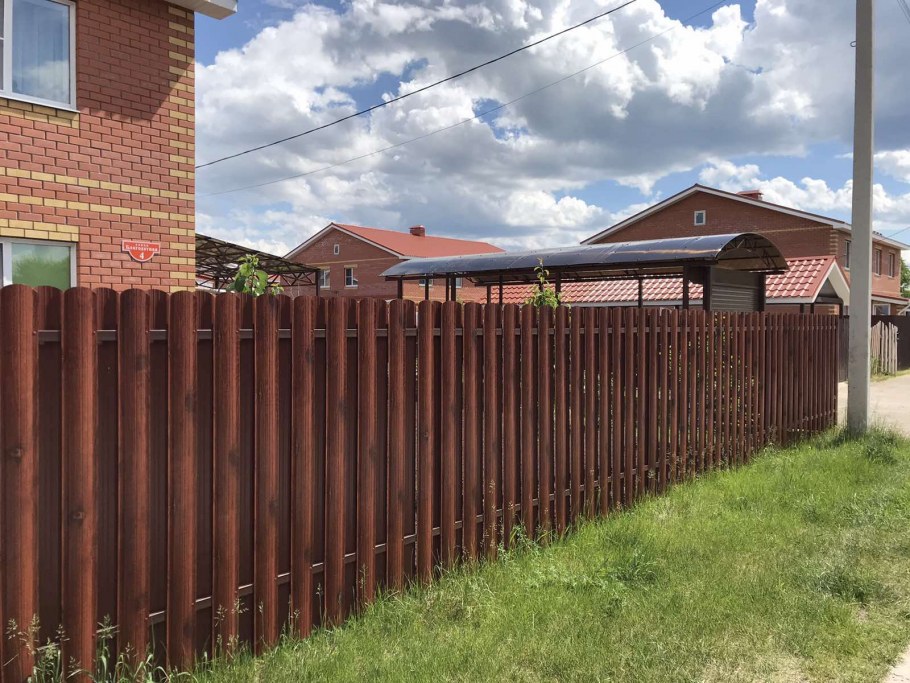 Заборы для частного дома из евроштакетника