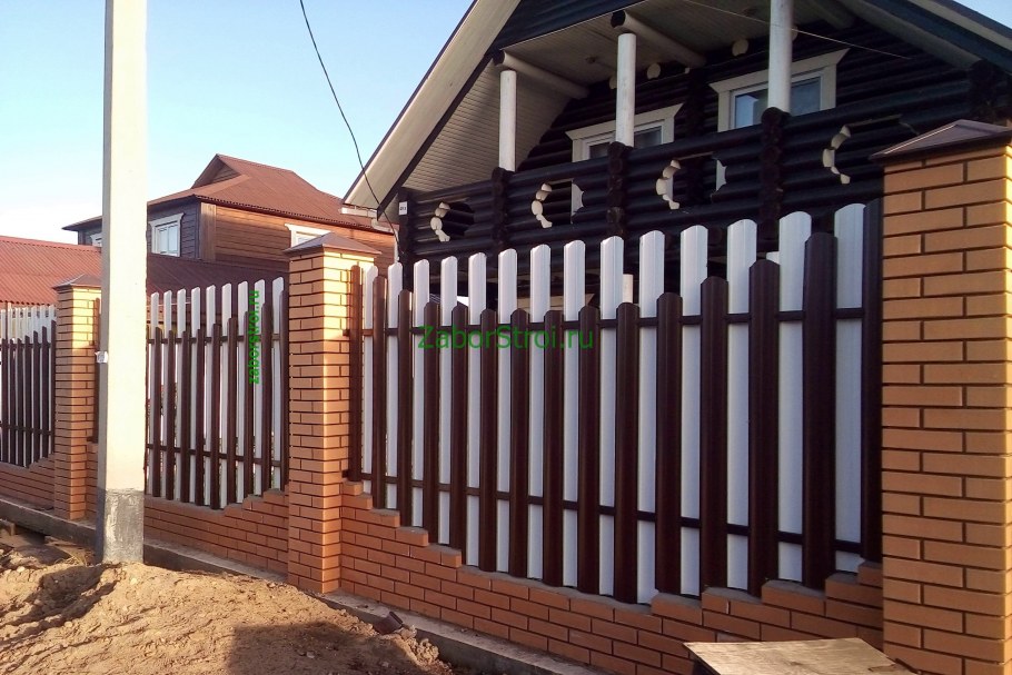 Забор из евроштакетника