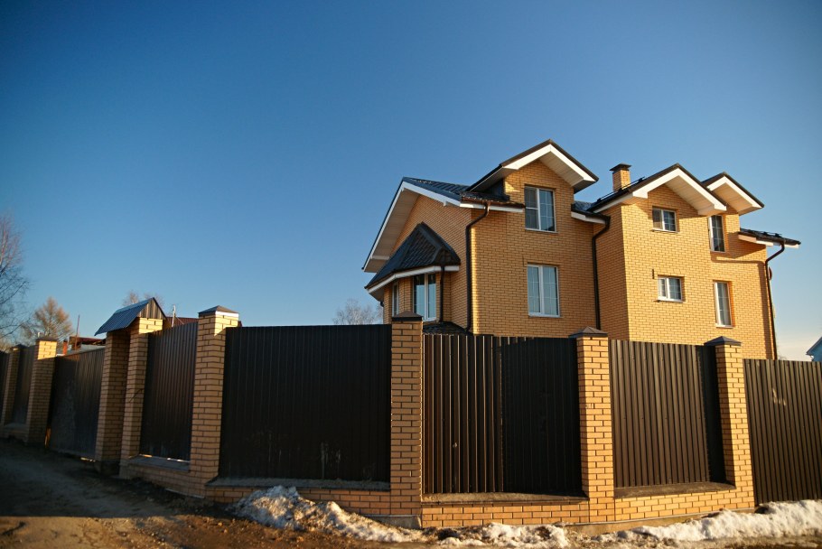 Катеджи скрасивыми заборами