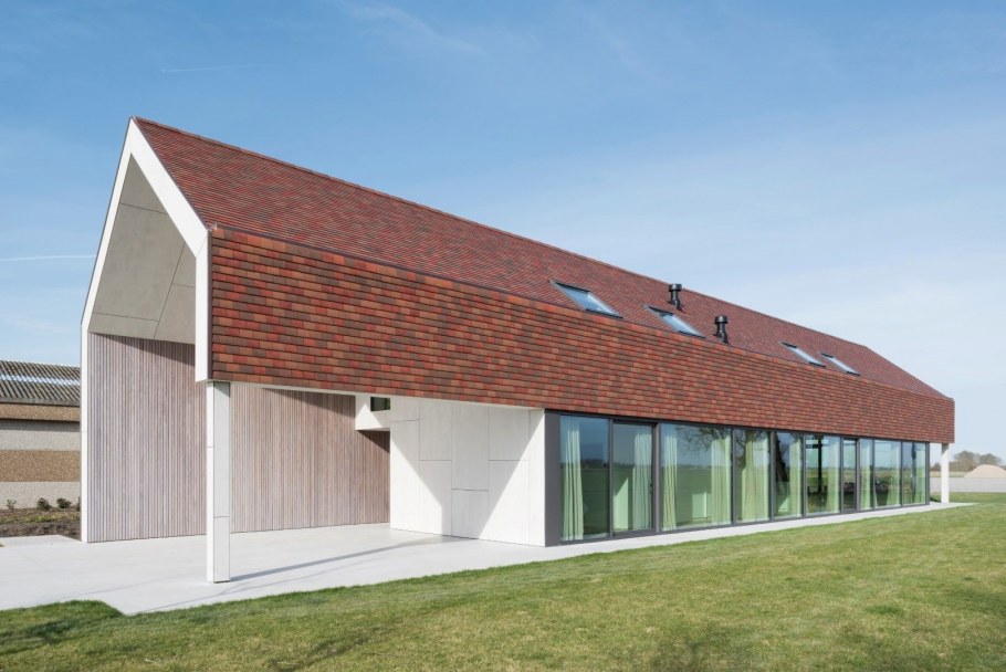 Фасад со скатной крышей