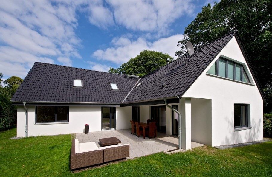 Необычный дом с мансардной крышей