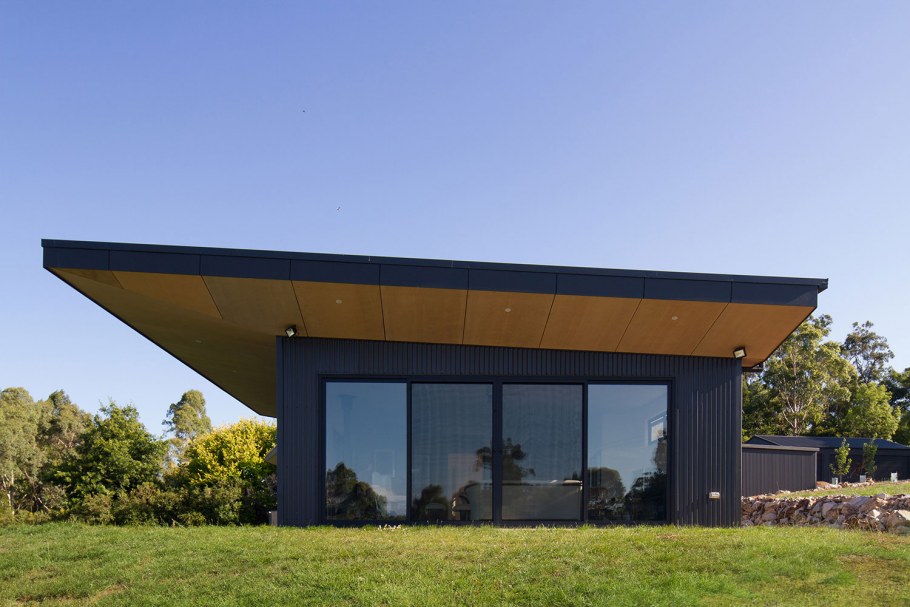 Дом с нестандартной крышей