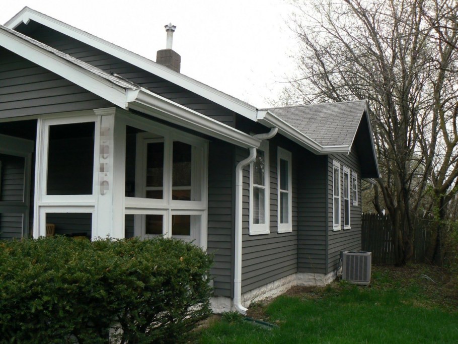 Серый дом с белыми наличниками