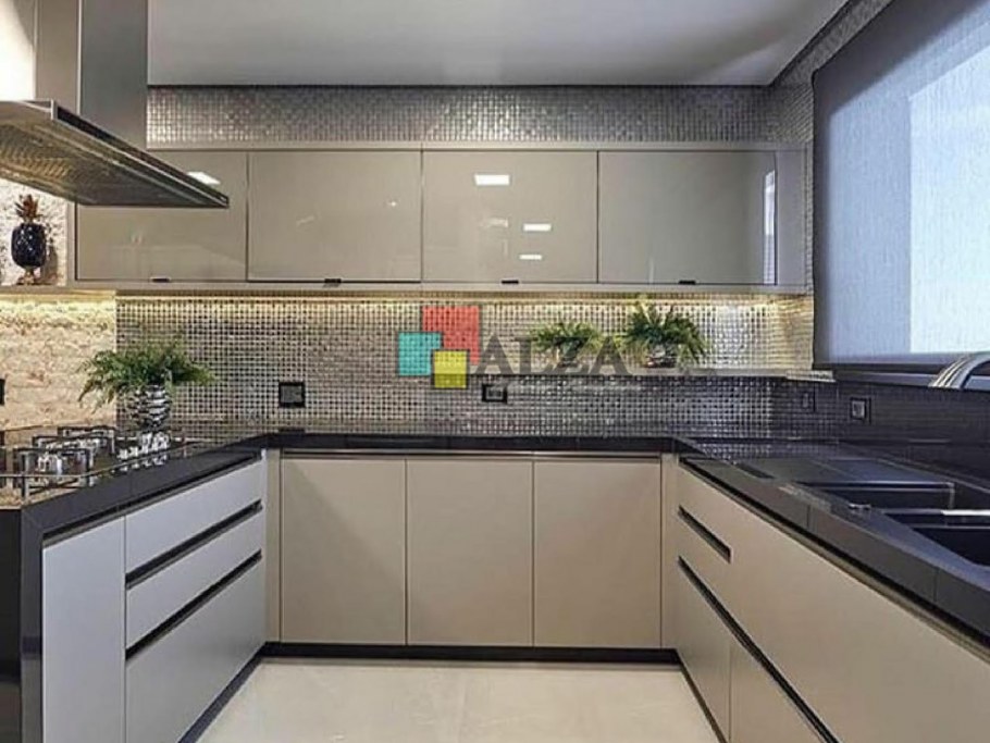 Серая кухня с черной столешницей