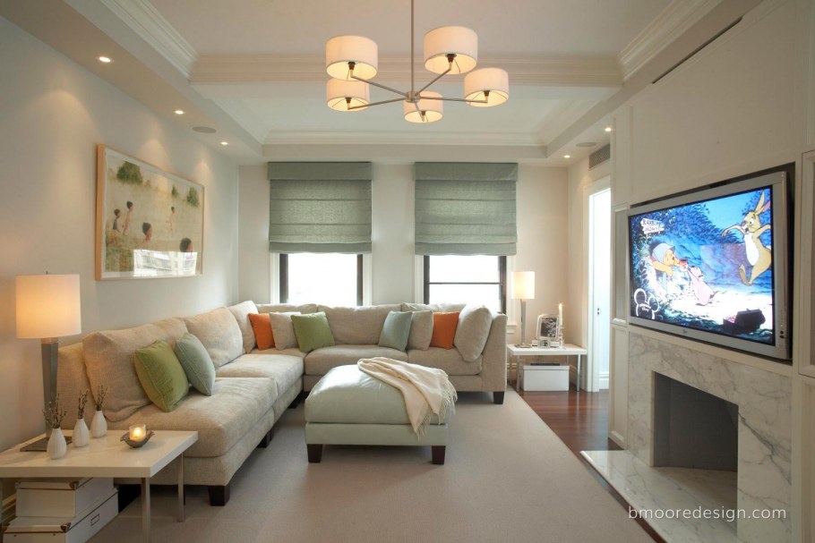 Небольшая гостиная с большим бежевым диваном