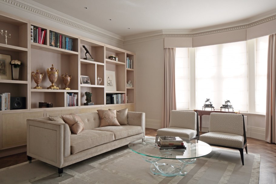 Бежевы диван классического современного стиля