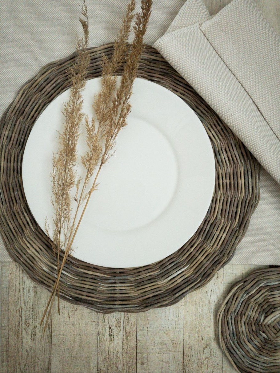 Юбка для елки из лозы в интерьере