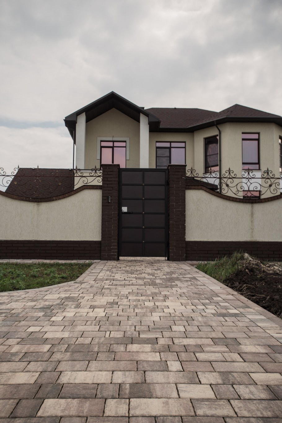 Гостиная с камином Минимализм дерево бетон графит