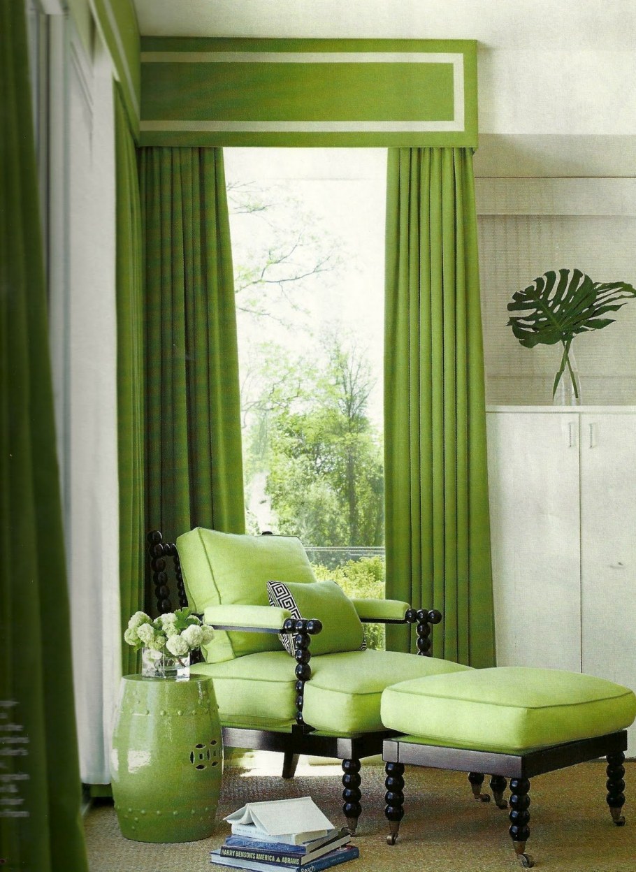 Фисташковые шторы в интерьере гостиной