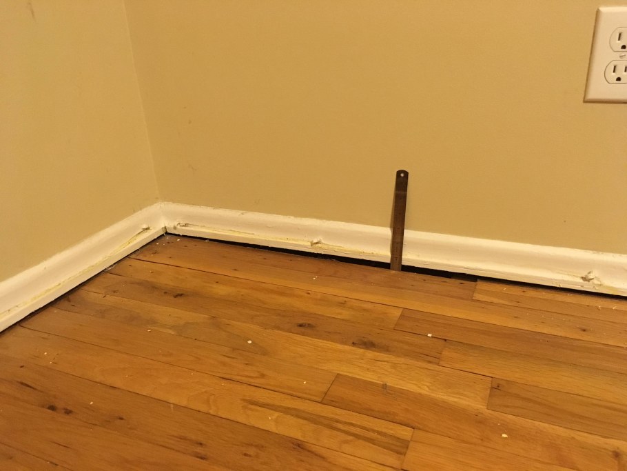 Щель между плинтусом и полом