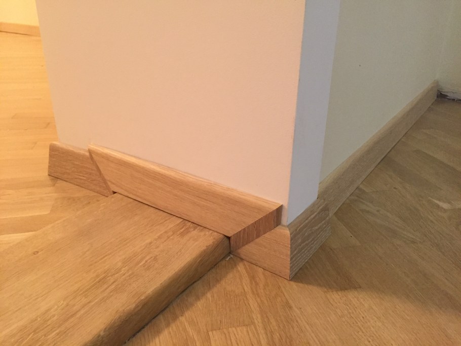 Стык плинтуса quick Step и наличника