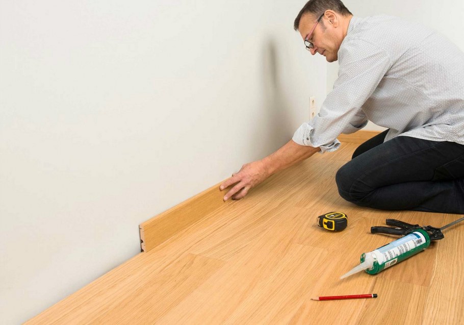 Укладка плинтуса