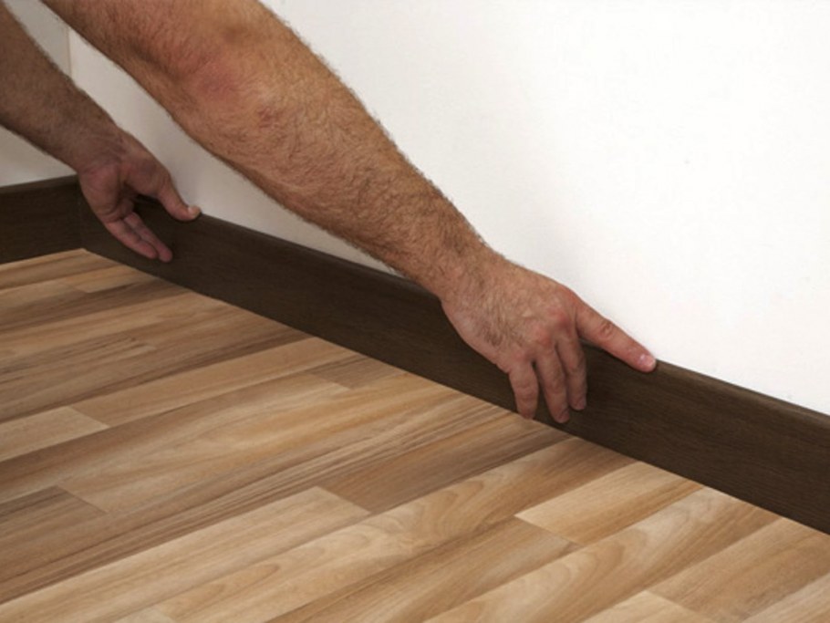 Деревянный плинтус и линолеум