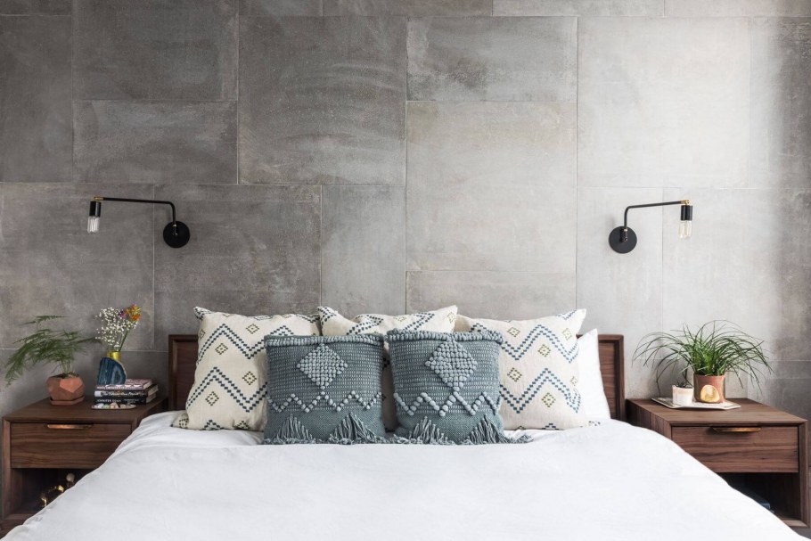 Бетонная стена в спальне