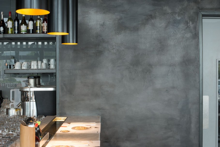 Крашенная бетонная стена