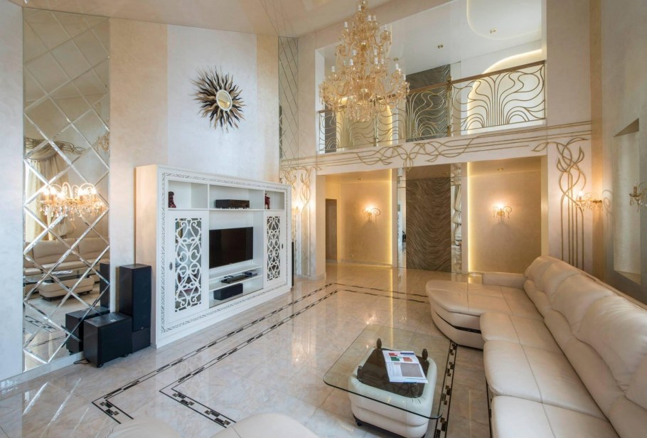 Зеркальные панели в интерьере гостиной