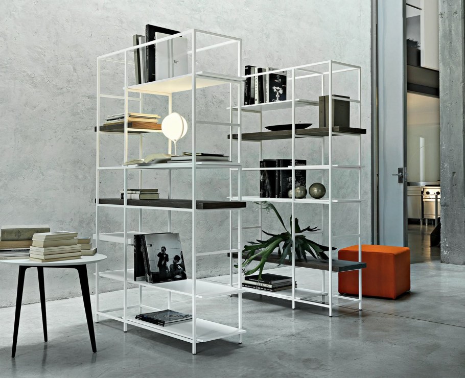 Металлические стеллажи в интерьере квартиры