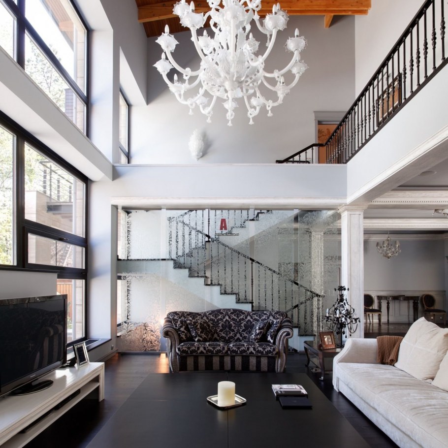 Гостиная с высоким потолком