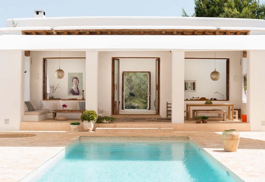 Дом из камня с бассейном