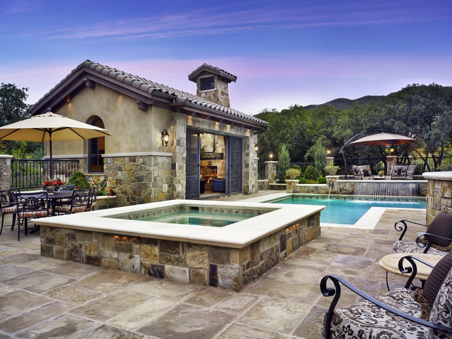 Современный дом с бассейном в Средиземном стиле