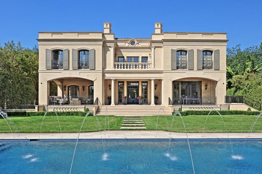 Средиземномормкий дом с басс