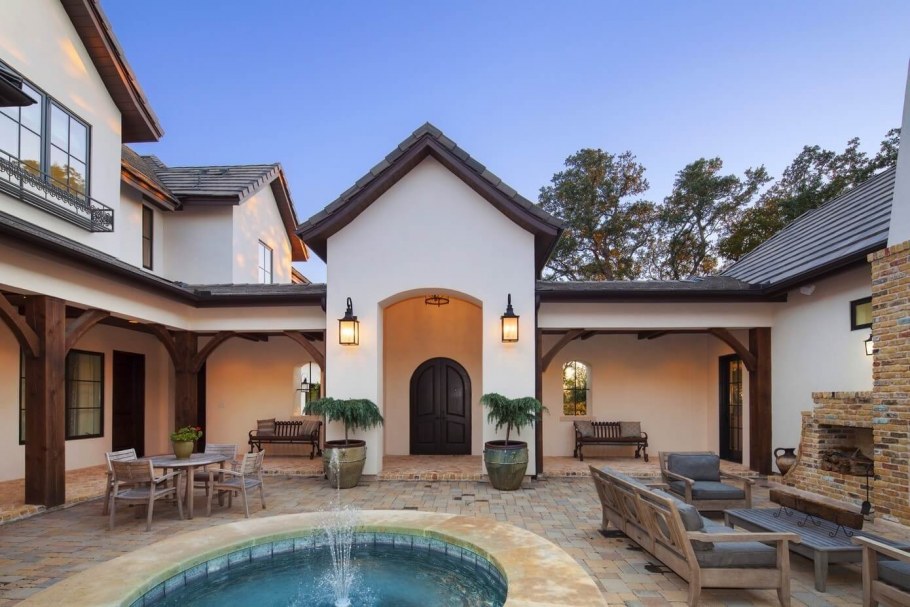 Богатый особняк с бассейном