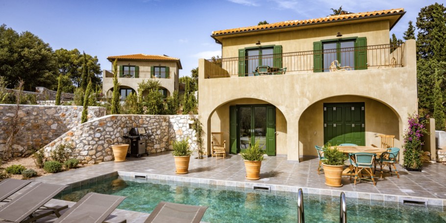 Красный дом с бассейном