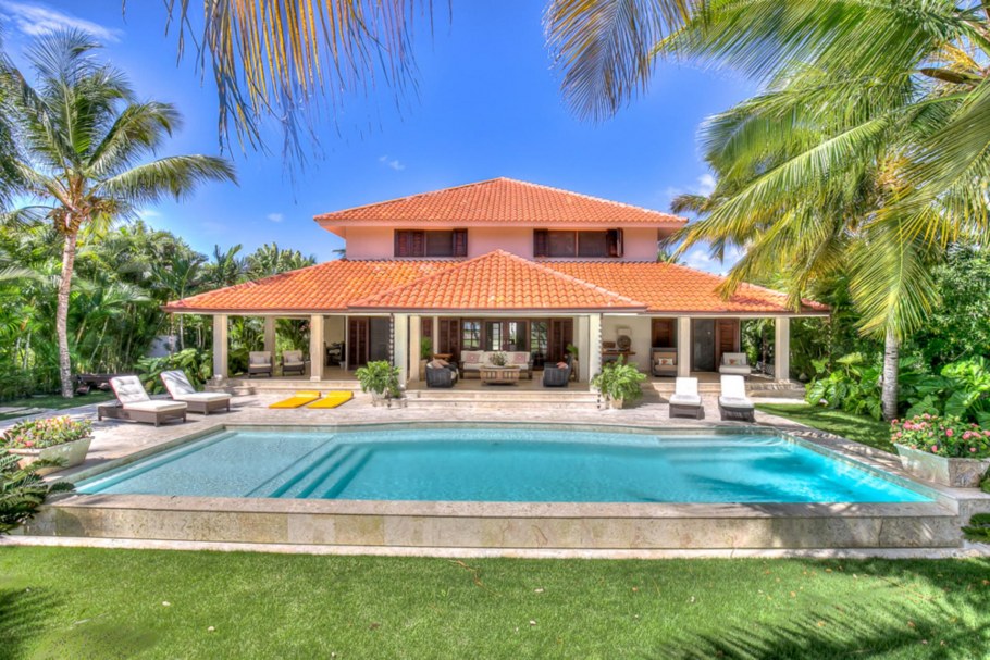 Бассейн в средиземноморском стиле