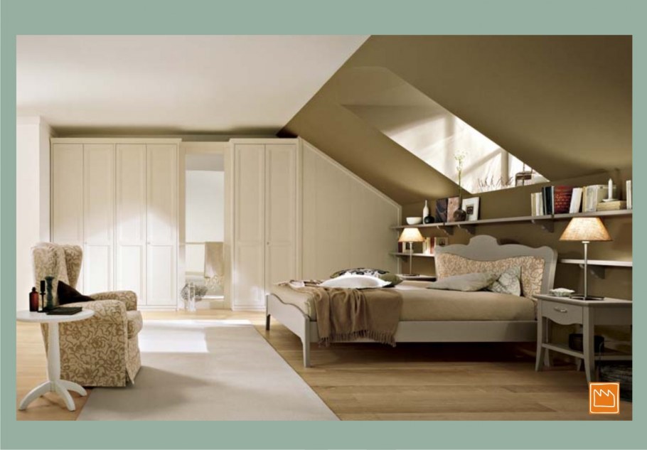 Шкаф в спальню на мансарде