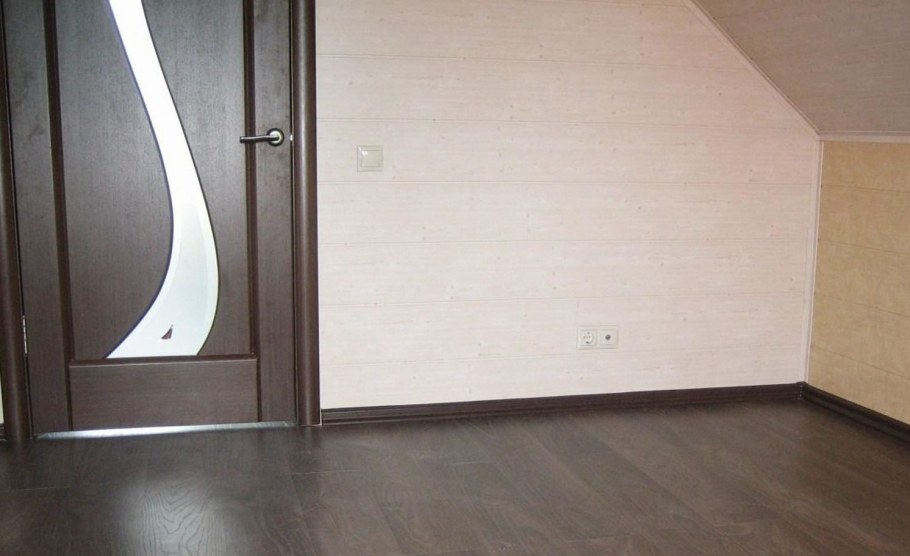 Светлые стены в коридоре