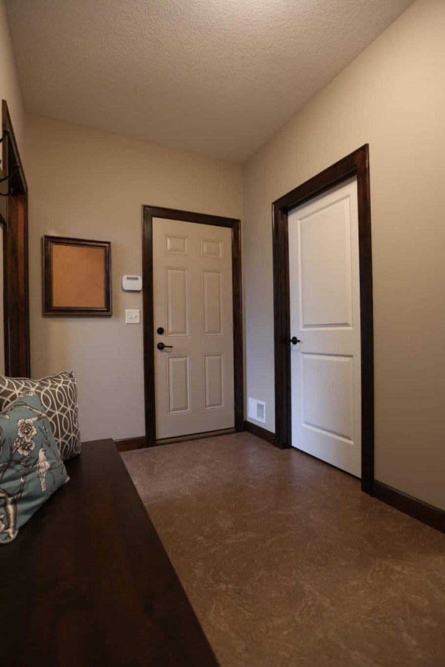 Темный плинтус в интерьере