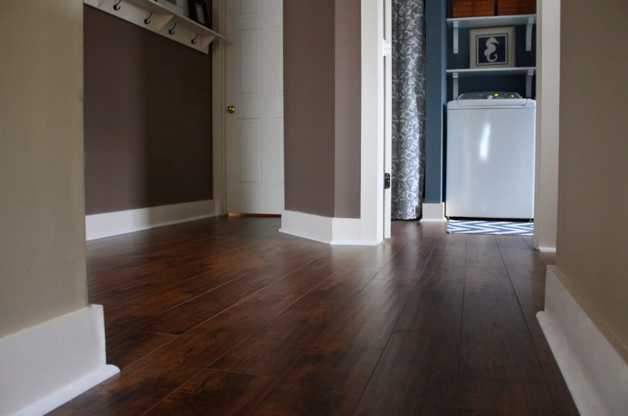 Коричневый пол белый плинтус