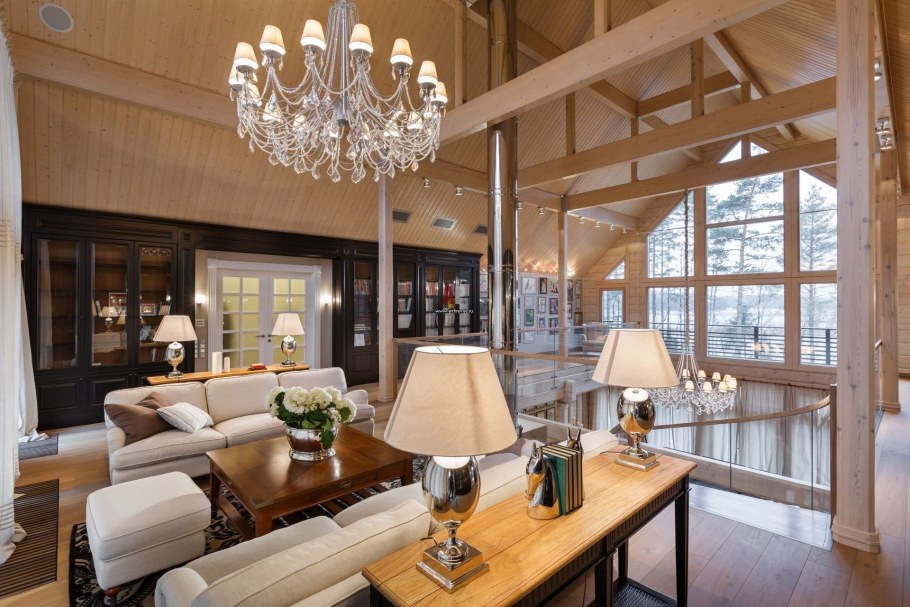 Интерьер гостиной со вторым светом