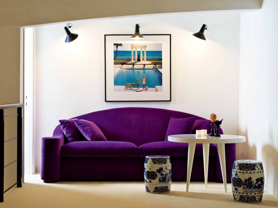 Фиолетовый диван в гостиной