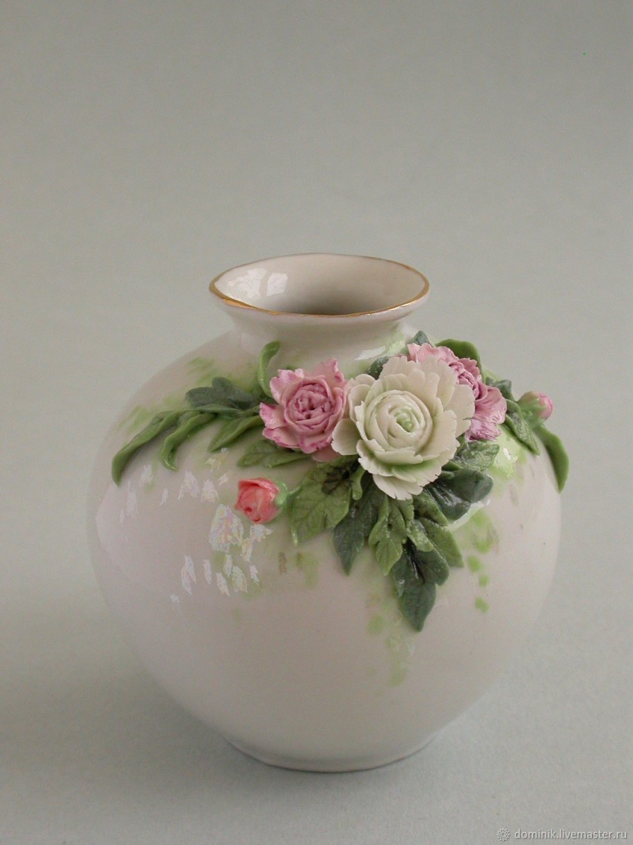 Фарфоровые вазочки с цветами