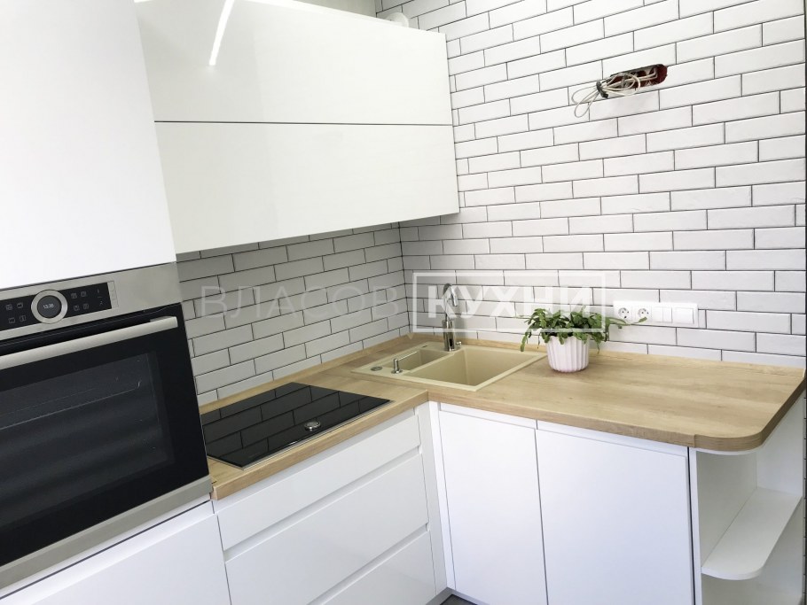 Кухня с деревянной столешницей