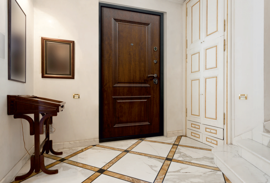 Металлические двери в интерьере