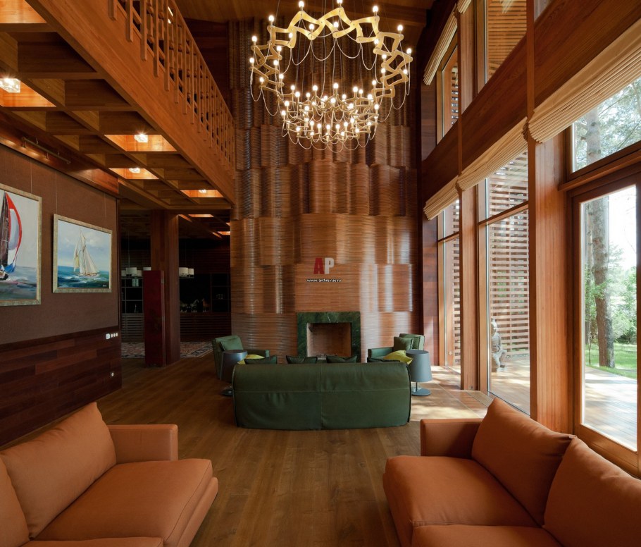 Длинная люстра для лестницы