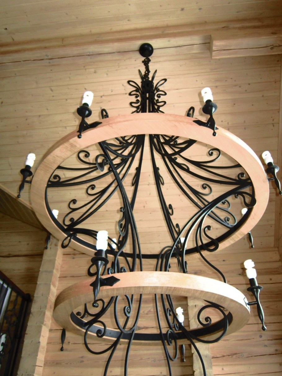 Люстра для гостиной в деревянном доме