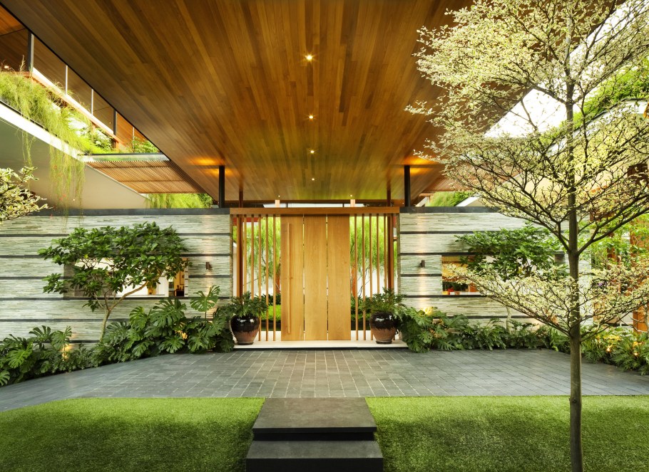 Современный дом с садом