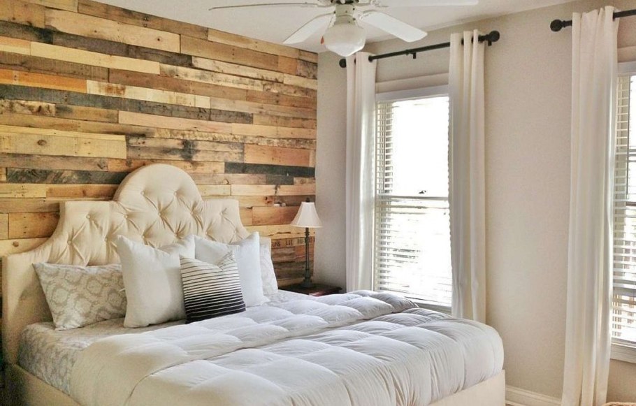 Доски на стене в спальне