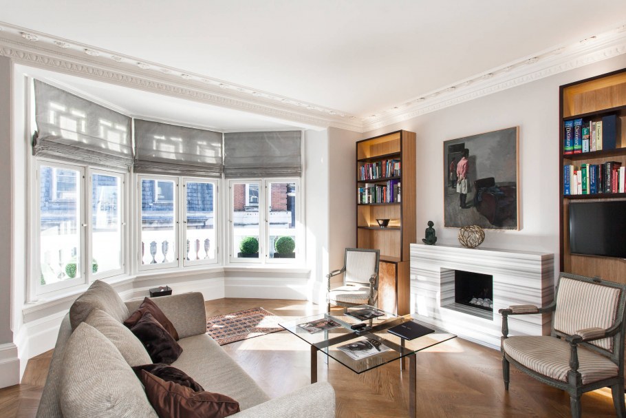 Гостиная с эркером в современном стиле в светлых тонах