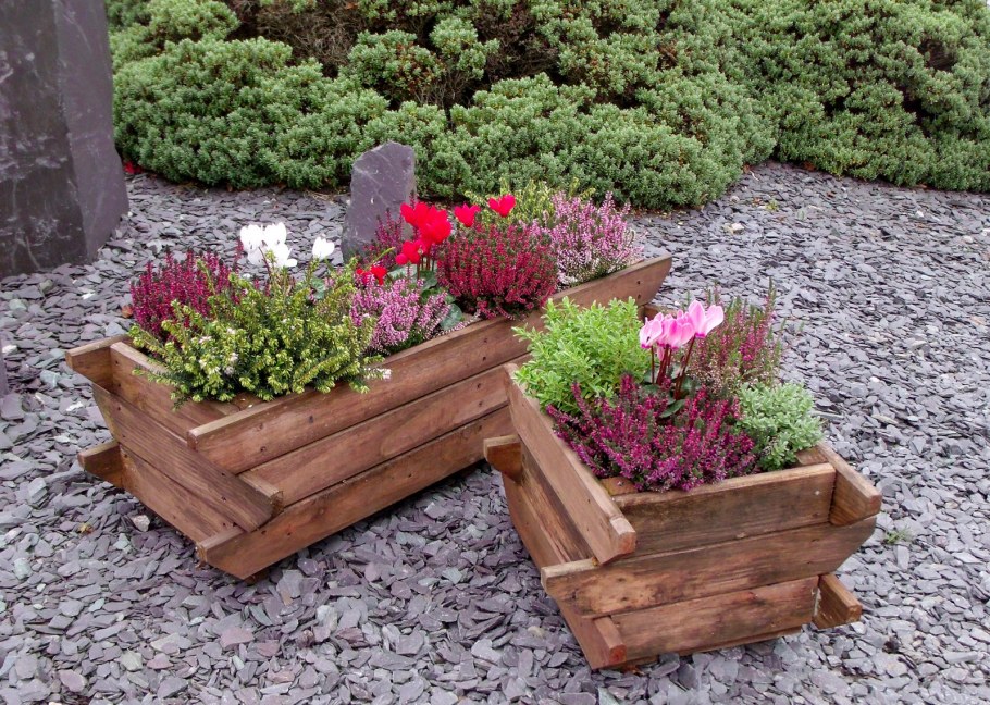 Клумбы обшитые деревом