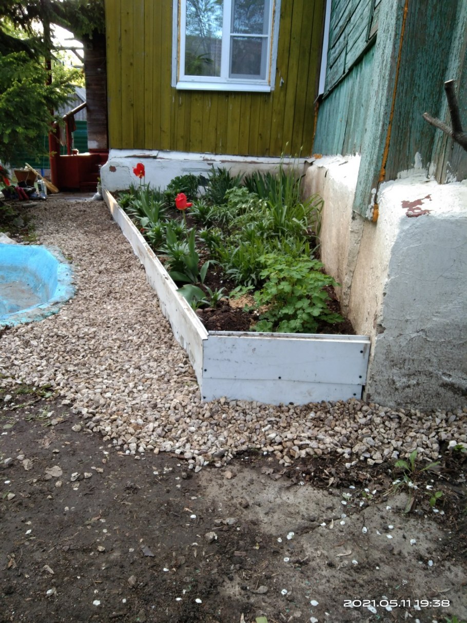 Клумба из сайдинга