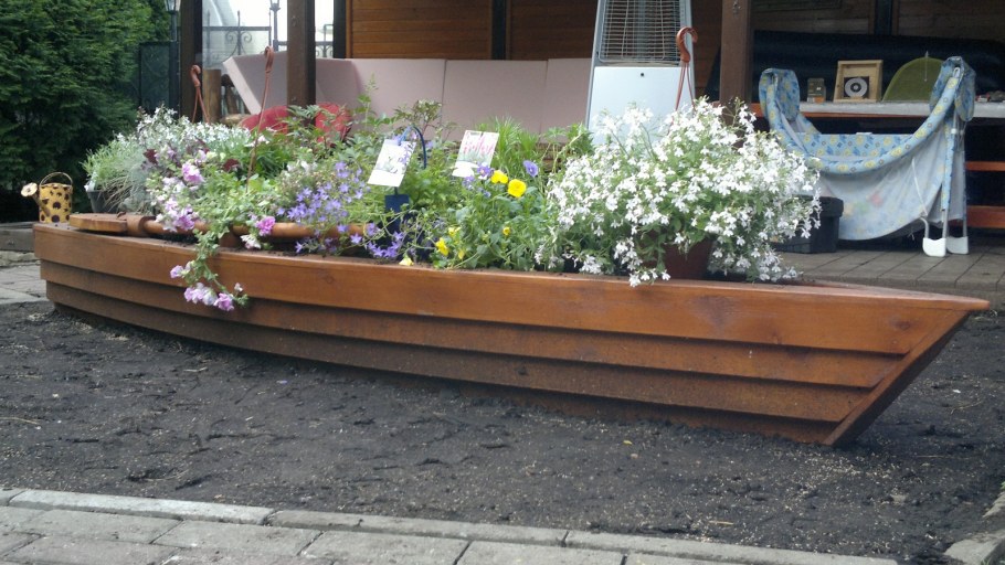 Клумба лодка