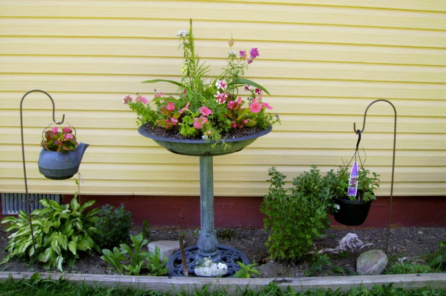 Каскад из цветочных горшков