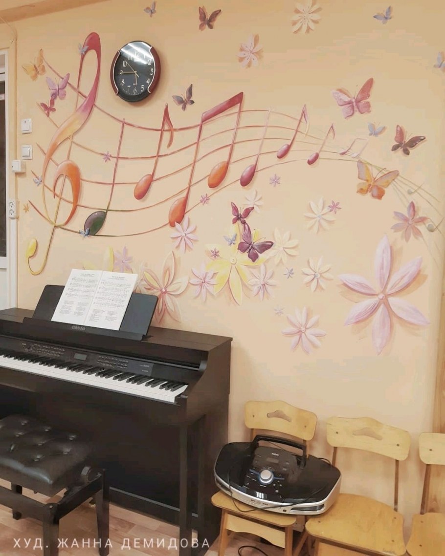 Украшения стен в музыкальной школе