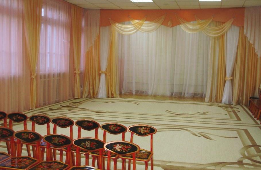 Стены в музыкальном зале детского сада