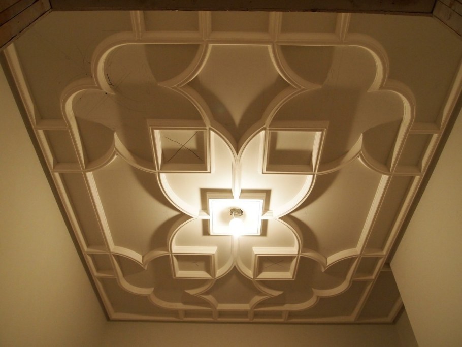 Рисунок из молдингов на потолке